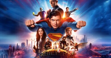 Pôster do filme Superman, dirigido por James Gunn, com o Superman (David Corenswet) em destaque, cercado por outros personagens, incluindo Lois Lane (Rachel Brosnahan), Lex Luthor (Nicholas Hoult) e outros heróis e vilões do filme. Ao fundo, a cidade e o logo do Daily Planet. No blog do canal Multi Nerdz.