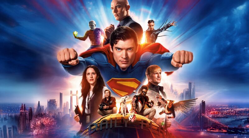 Pôster do filme Superman, dirigido por James Gunn, com o Superman (David Corenswet) em destaque, cercado por outros personagens, incluindo Lois Lane (Rachel Brosnahan), Lex Luthor (Nicholas Hoult) e outros heróis e vilões do filme. Ao fundo, a cidade e o logo do Daily Planet. No blog do canal Multi Nerdz.