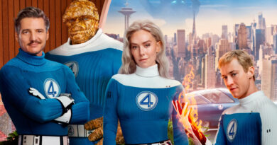 Imagem promocional do filme Quarteto Fantástico: Primeiros Passos, com os quatro membros principais da equipe vestindo seus trajes icônicos. O grupo é composto por Reed Richards (Pedro Pascal), Sue Storm (Vanessa Kirby), Johnny Storm (Joseph Quinn) e Ben Grimm (Ebon Moss-Bachrach). Ao fundo, vemos o cenário de uma cidade e a Surfista Prateada voando no céu. Blog do canal Multi Nerdz.