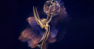 Capa do prêmio Emmy 2025 no blog do Multi Nerdz, mostrando a estatueta dourada com fundo de explosão de luzes coloridas