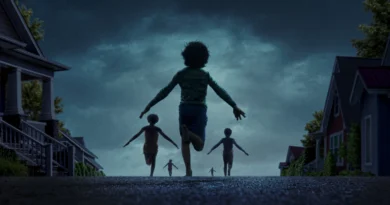 Pôster do filme A Hora do Mal com crianças em uma rua deserta, correndo sob um céu sombrio e ameaçador, criando uma atmosfera de mistério e suspense, que reflete a tensão e o terror presentes no filme.