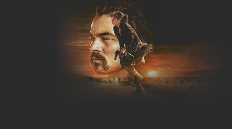 Poster de 'Uma Batalha Após a Outra', mostrando o rosto de Leonardo DiCaprio em grande destaque, com uma imagem de Chase Infiniti em uma pose de ação no primeiro plano, contra o fundo de uma estrada deserta e um pôr do sol dramático.
