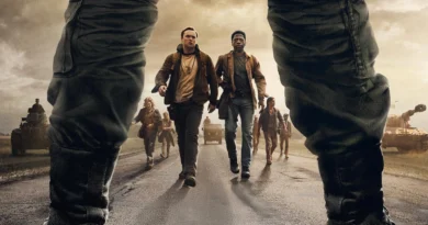 Pôster do filme A Longa Marcha, com um grupo de pessoas caminhando por uma estrada, em frente a soldados e tanques. A imagem é capturada a partir da perspectiva de dois soldados, com o foco nos pés e nas botas, enquanto o grupo se aproxima, criando uma atmosfera de tensão e conflito.