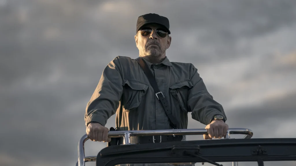 Mark Hamill interpreta o vilão que comanda a competição em cena do filme A Longa Marcha: Caminhe ou Morra.