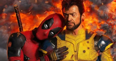Deadpool e Wolverine lado a lado com explosões ao fundo em cena promocional do filme Deadpool & Wolverine – Multi Nerdz