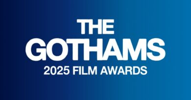 Logo do The Gothams 2025 Film Awards em letras brancas em maiúsculas sobre fundo azul degradê