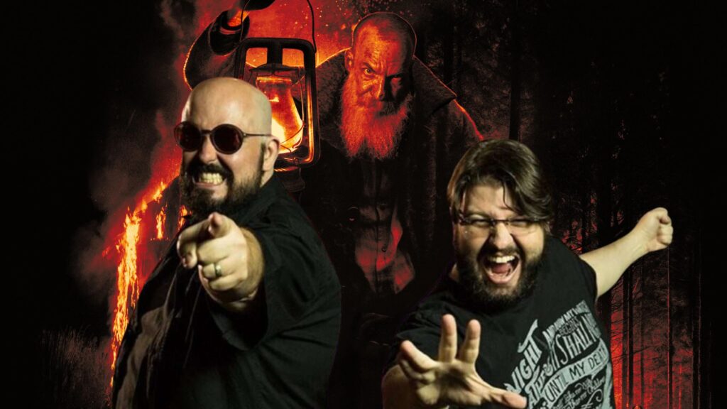 Deive Pazos (Azaghal), usando óculos escuros e gesticulando para a câmera, ao lado de Alexandre Ottoni (Jovem Nerd), ambos em frente ao cartaz do filme 'A Própria Carne', que apresenta o rosto do ator Luiz Carlos Persy com tons avermelhados de fundo infernal. Ambos vestem camisetas pretas.