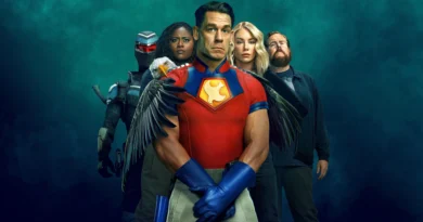 Pôster promocional da 2ª temporada da série Pacificador mostra o personagem principal vestindo seu icônico uniforme vermelho, azul e dourado, com uma águia ao seu lado. Ele está posicionado à frente de sua equipe, composta por quatro outros integrantes com expressões sérias e determinadas. O fundo em tons de verde e azul cria um clima misterioso e heróico, típico do universo de ação e comédia da produção.