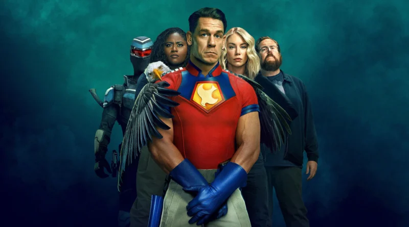 Pôster promocional da 2ª temporada da série Pacificador mostra o personagem principal vestindo seu icônico uniforme vermelho, azul e dourado, com uma águia ao seu lado. Ele está posicionado à frente de sua equipe, composta por quatro outros integrantes com expressões sérias e determinadas. O fundo em tons de verde e azul cria um clima misterioso e heróico, típico do universo de ação e comédia da produção.