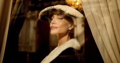 Cena do filme Maria Callas mostrando a personagem principal com chapéu elegante e olhar marcante, transmitindo sofisticação – Multi Nerdz.