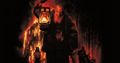 Pôster do filme 'A Própria Carne' produzido pelo Jovem Nerd mostrando o personagem vivido por Luiz Carlos Persy erguendo uma lanterna diante de uma parede de fogo e árvores escuras, com outros personagens sombreados ao fundo em atmosfera vermelha intensa.