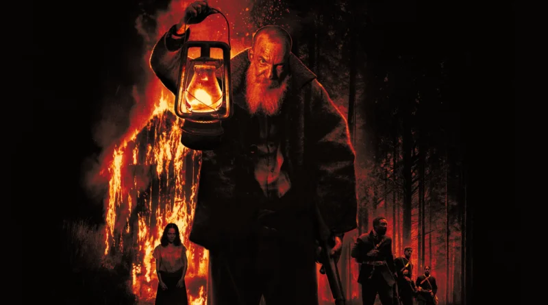 Pôster do filme 'A Própria Carne' produzido pelo Jovem Nerd mostrando o personagem vivido por Luiz Carlos Persy erguendo uma lanterna diante de uma parede de fogo e árvores escuras, com outros personagens sombreados ao fundo em atmosfera vermelha intensa.