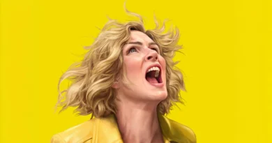 Ilustração vibrante de Rhea Seehorn para a série Pluribus, gritando para o alto com expressão intensa, usando uma jaqueta amarela que se mistura com o fundo amarelo sólido da imagem.