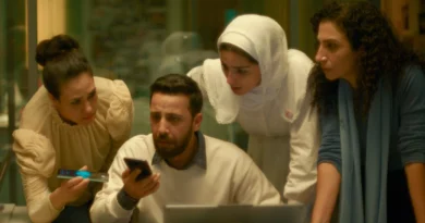 Cena do filme A Voz de Hind Rajab usada como capa da crítica no blog, mostrando um grupo dos atores principais do elenco reunidos em uma imagem dramática estilo pôster.