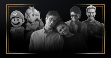 Fotomontagem monocromática para a capa de estreias de abril do blog Multi Nerdz, emoldurada por uma elegante dupla borda dourada sobre um fundo preto. A imagem reúne vários personagens e atores. À esquerda, as animações 3D de Mario (com boné 'M', de braços cruzados) e Princesa Peach (com coroa, de braços cruzados). No centro, os atores Robert Pattinson (de óculos e camisa aberta, sorrindo levemente) e Zendaya (sorrindo, com a cabeça apoiada no ombro dele, vestindo uma blusa preta), representando uma pose do filme 'O Drama'. À direita, Jafar Jackson, caracterizado como Michael Jackson com óculos escuros e uma jaqueta de couro, e Antony Starr, como o sinistro Capitão Pátria em seu uniforme de The Boys, sorrindo maliciosamente com as mãos cruzadas. A colagem tem um estilo de celebração de novidades e destaques do mês. Capa de estreias do mês de abril no blog Multi Nerdz.