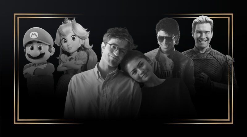 Fotomontagem monocromática para a capa de estreias de abril do blog Multi Nerdz, emoldurada por uma elegante dupla borda dourada sobre um fundo preto. A imagem reúne vários personagens e atores. À esquerda, as animações 3D de Mario (com boné 'M', de braços cruzados) e Princesa Peach (com coroa, de braços cruzados). No centro, os atores Robert Pattinson (de óculos e camisa aberta, sorrindo levemente) e Zendaya (sorrindo, com a cabeça apoiada no ombro dele, vestindo uma blusa preta), representando uma pose do filme 'O Drama'. À direita, Jafar Jackson, caracterizado como Michael Jackson com óculos escuros e uma jaqueta de couro, e Antony Starr, como o sinistro Capitão Pátria em seu uniforme de The Boys, sorrindo maliciosamente com as mãos cruzadas. A colagem tem um estilo de celebração de novidades e destaques do mês. Capa de estreias do mês de abril no blog Multi Nerdz.