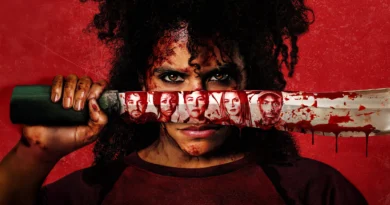 Pôster do filme Eles Vão Te Matar, apresentando a atriz Zazie Beetz em primeiro plano. Ela possui cabelos escuros e crespos, veste uma camiseta bordô e encara o espectador com uma expressão intensa, tendo o rosto salpicado de sangue. Ela segura um grande facão manchado de sangue horizontalmente na frente do rosto. No reflexo do sangue na lâmina brilhante, é possível ver os rostos tensos de cinco outras pessoas. Gotas de sangue escorrem da borda da arma. O fundo da imagem é de um tom vermelho vivo e texturizado, criando uma forte atmosfera de terror e suspense. Capa da crítica do filme no blog Multi Nerdz.
