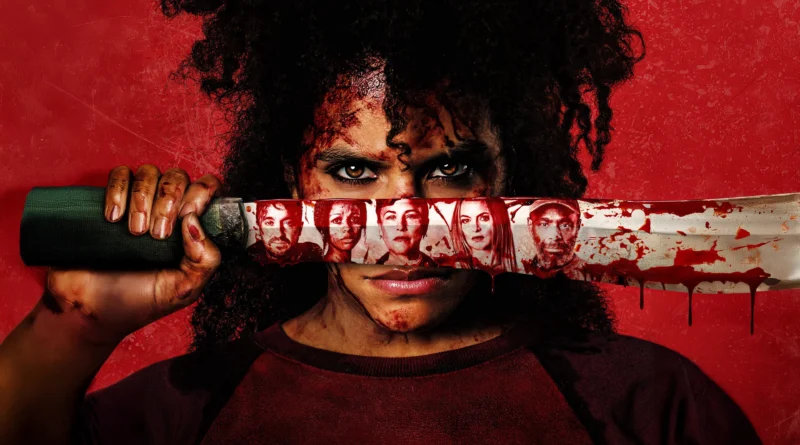 Pôster do filme Eles Vão Te Matar, apresentando a atriz Zazie Beetz em primeiro plano. Ela possui cabelos escuros e crespos, veste uma camiseta bordô e encara o espectador com uma expressão intensa, tendo o rosto salpicado de sangue. Ela segura um grande facão manchado de sangue horizontalmente na frente do rosto. No reflexo do sangue na lâmina brilhante, é possível ver os rostos tensos de cinco outras pessoas. Gotas de sangue escorrem da borda da arma. O fundo da imagem é de um tom vermelho vivo e texturizado, criando uma forte atmosfera de terror e suspense. Capa da crítica do filme no blog Multi Nerdz.