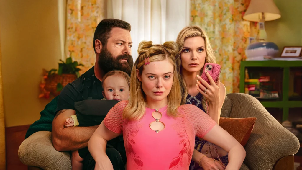 Imagem promocional da série Margô Está em Apuros. No centro, a atriz Elle Fanning olha seriamente para a câmera; ela tem cabelos loiros parcialmente presos em dois pequenos coques com presilhas rosas e veste uma blusa rosa vibrante com recortes centrais unidos por pequenos anéis de coração. À esquerda, o ator Nick Offerman, com uma barba cheia e camiseta escura, olha de lado com uma expressão tensa enquanto carrega um bebê em um canguru (suporte) preto preso ao peito; o bebê olha diretamente para a frente. À direita, a atriz Michelle Pfeiffer, loira e vestindo uma blusa estampada sem mangas, segura um celular com capa rosa acolchoada, exibindo uma expressão de preocupação e apreensão. Eles estão agrupados em um sofá bege com uma almofada marrom. O cenário ao fundo é uma sala de estar acolhedora com decoração levemente retrô, iluminação quente, cortinas florais e um abajur sobre um móvel verde. Capa da crítica da série no blog Multi Nerdz.