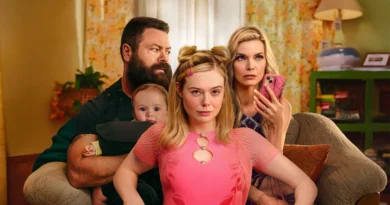 Imagem promocional da série Margô Está em Apuros. No centro, a atriz Elle Fanning olha seriamente para a câmera; ela tem cabelos loiros parcialmente presos em dois pequenos coques com presilhas rosas e veste uma blusa rosa vibrante com recortes centrais unidos por pequenos anéis de coração. À esquerda, o ator Nick Offerman, com uma barba cheia e camiseta escura, olha de lado com uma expressão tensa enquanto carrega um bebê em um canguru (suporte) preto preso ao peito; o bebê olha diretamente para a frente. À direita, a atriz Michelle Pfeiffer, loira e vestindo uma blusa estampada sem mangas, segura um celular com capa rosa acolchoada, exibindo uma expressão de preocupação e apreensão. Eles estão agrupados em um sofá bege com uma almofada marrom. O cenário ao fundo é uma sala de estar acolhedora com decoração levemente retrô, iluminação quente, cortinas florais e um abajur sobre um móvel verde. Capa da crítica da série no blog Multi Nerdz.