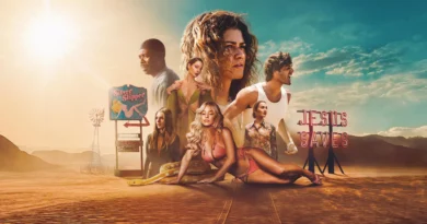 Pôster promocional da 3ª temporada da série Euphoria, com os personagens principais em uma montagem sobre uma paisagem de deserto árido sob um sol forte e brilhante. No centro superior, o rosto de Zendaya (Rue) ganha destaque; ela tem os cabelos cacheados bagunçados e uma expressão angustiada. Em primeiro plano, no chão de areia, Sydney Sweeney (Cassie) posa deitada sensualmente usando um biquíni rosa, com uma grande cobra píton amarela e branca enrolada próxima a ela. À esquerda, aparecem Colman Domingo (Ali) de perfil, Alexa Demie (Maddy) em um vestido verde decotado e Hunter Schafer (Jules) com feição séria. À direita, Jacob Elordi (Nate) veste uma regata branca e grita furiosamente, enquanto Maude Apatow (Lexi) está abaixo dele com uma camisa estampada. O cenário surreal inclui uma placa vintage de motel chamada "Silver Slipper", um moinho de vento, e uma estrutura com um letreiro em neon vermelho que diz "JESUS SAVES" (Jesus Salva). Marcas de pneus cruzam a areia em direção ao espectador. Capa da crítica da série no blog Multi Nerdz.