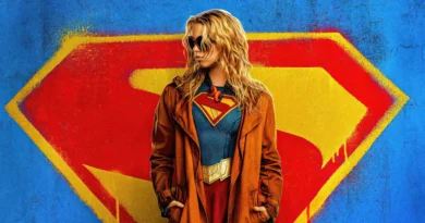 Imagem promocional da atriz Milly Alcock caracterizada como a protagonista do filme Supergirl. Ela está no centro da imagem em uma pose descolada, com as mãos nos bolsos de um sobretudo marrom que está aberto, revelando por baixo o clássico traje azul texturizado da heroína, com o escudo do 'S' em vermelho e amarelo no peito, cinto dourado e saia vermelha. Ela tem cabelos loiros ondulados, olha para a esquerda e usa óculos escuros, além de fones de ouvido laranjas ao redor do pescoço. O fundo é uma parede azul brilhante e texturizada com um enorme escudo do 'S' em vermelho e amarelo pintado em estilo grafite, com bordas esfumaçadas e respingos de tinta. Capa da crítica do filme Supergirl no canal Multi Nerdz.