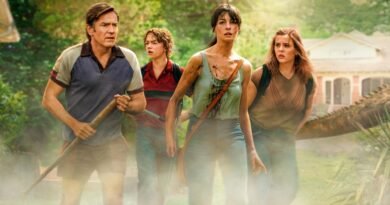 Ewan McGregor como Greg Platt, Christian Convery como Brian Platt, Anne Hathaway como Denise Platt e Maisy Stella como Audrey Platt aparecem juntos e em alerta diante de uma casa, cercados por vegetação e névoa, em imagem de ‘O Fim da Rua’ (The End of Oak Street) usada na crítica do blog Multi Nerdz.