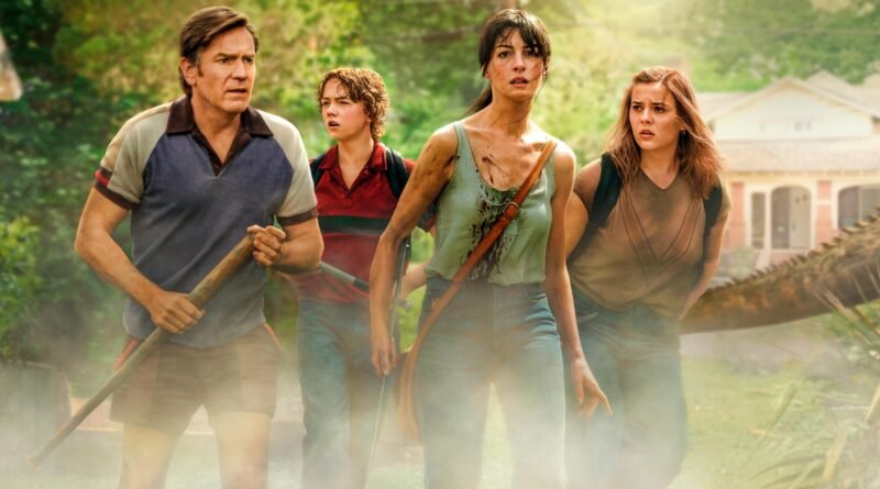 Ewan McGregor como Greg Platt, Christian Convery como Brian Platt, Anne Hathaway como Denise Platt e Maisy Stella como Audrey Platt aparecem juntos e em alerta diante de uma casa, cercados por vegetação e névoa, em imagem de ‘O Fim da Rua’ (The End of Oak Street) usada na crítica do blog Multi Nerdz.