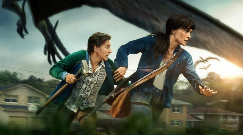 Anne Hathaway e Ewan McGregor aparecem em destaque correndo por uma área residencial, com expressões de urgência, enquanto uma enorme criatura alada surge ao fundo, em imagem promocional usada como capa da crítica de ‘O Fim da Rua’ no blog Multi Nerdz.