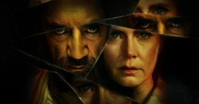 Javier Bardem como Max Cady e Amy Adams como Anna Bowden aparecem em destaque entre fragmentos de vidro que refletem seus rostos e olhares, em uma composição sombria e tensa usada como capa da crítica da série ‘Cabo do Medo’ no blog Multi Nerdz.