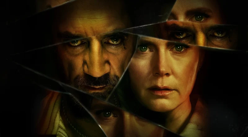 Javier Bardem como Max Cady e Amy Adams como Anna Bowden aparecem em destaque entre fragmentos de vidro que refletem seus rostos e olhares, em uma composição sombria e tensa usada como capa da crítica da série ‘Cabo do Medo’ no blog Multi Nerdz.
