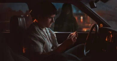 Capa da crítica de ‘Obsessão’ no blog Multi Nerdz, com Michael Johnston como Bear sentado dentro de um carro, observando o objeto sobrenatural One Wish Willow em suas mãos, enquanto a silhueta de Inde Navarrette como Nikki aparece do lado de fora da janela. A iluminação noturna em tons azulados e alaranjados reforça o clima sombrio e inquietante do filme.