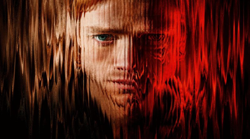 Imagem usada como capa da crítica de ‘Cara-de-Barro’ no blog Multi Nerdz. A arte mostra Tom Rhys Harries como Matt Hagen em close, com o rosto dividido entre sua aparência humana e uma transformação monstruosa em tons vermelhos e escuros. O efeito distorcido e fragmentado reforça o terror corporal e a perda de identidade presentes no novo filme do DCU.