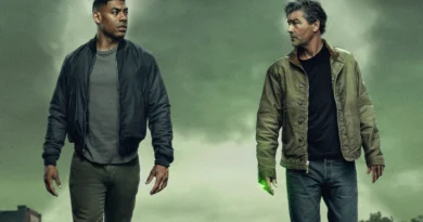 Imagem promocional de ‘Lanternas’, da DC Studios, usada como capa da crítica da série no blog Multi Nerdz. Aaron Pierre aparece à esquerda como John Stewart, usando jaqueta escura e encarando Kyle Chandler, à direita, como Hal Jordan. Os dois protagonistas estão diante de um céu nublado em tons esverdeados, enquanto Hal segura a mão parcialmente fechada com o anel do Lanterna Verde emitindo uma luz verde, reforçando a atmosfera sombria e investigativa da produção.